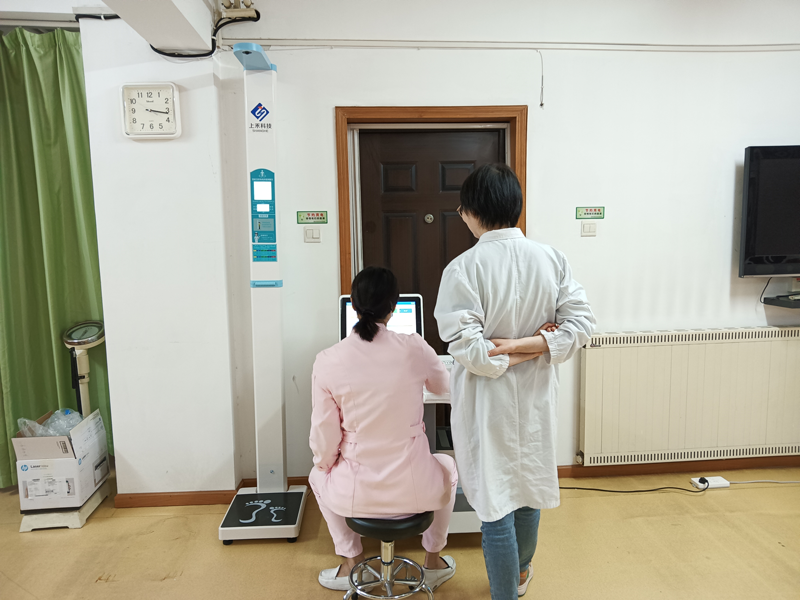 茶港醫(yī)務(wù)室引進(jìn)全功能健康一體機(jī)提升服務(wù)水平